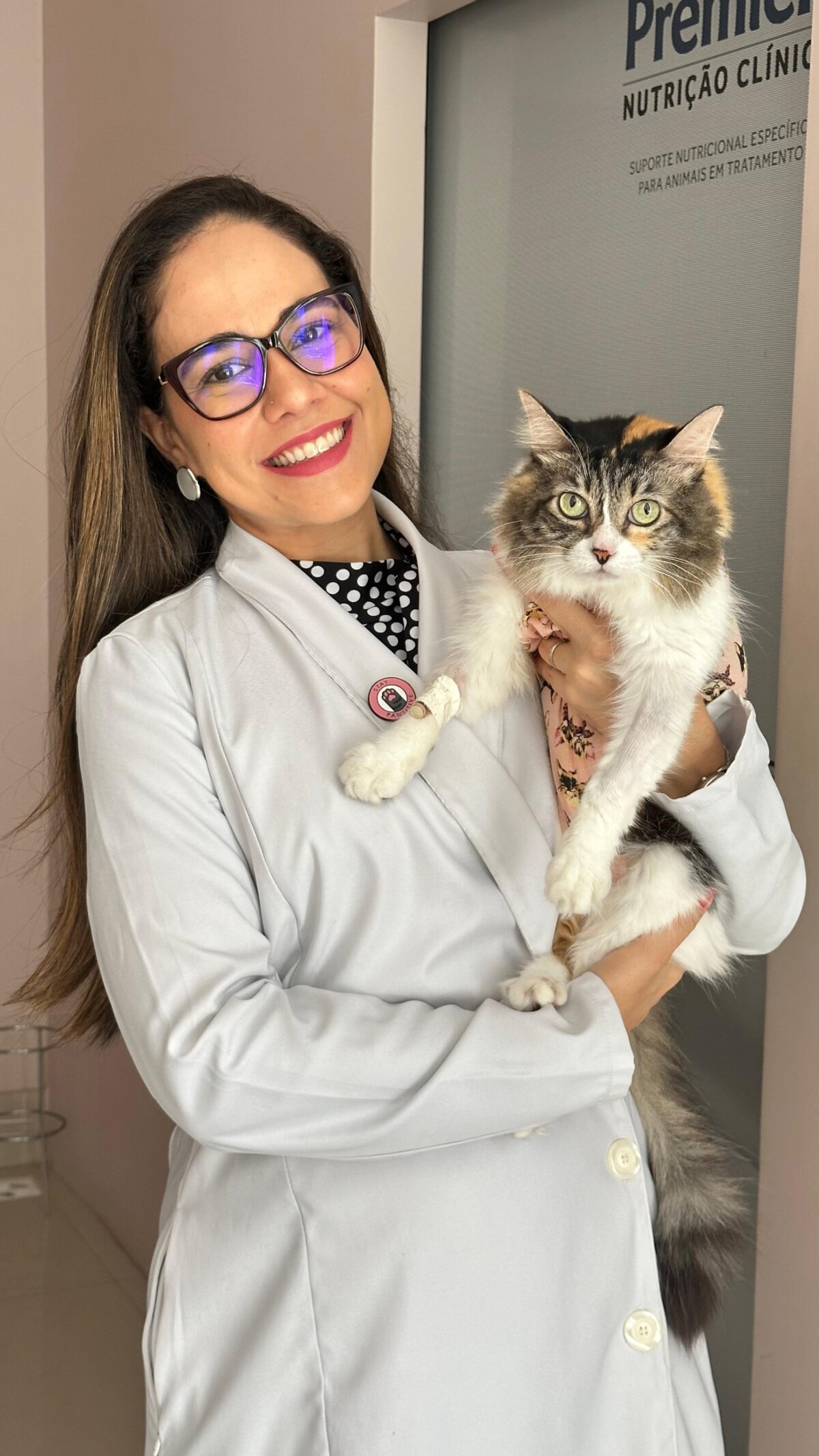 Veterinária da Vet Life com paciente felino